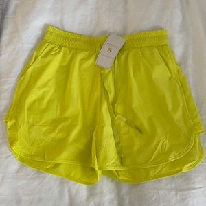 NEW Buffbunny Tiki yellow flo short